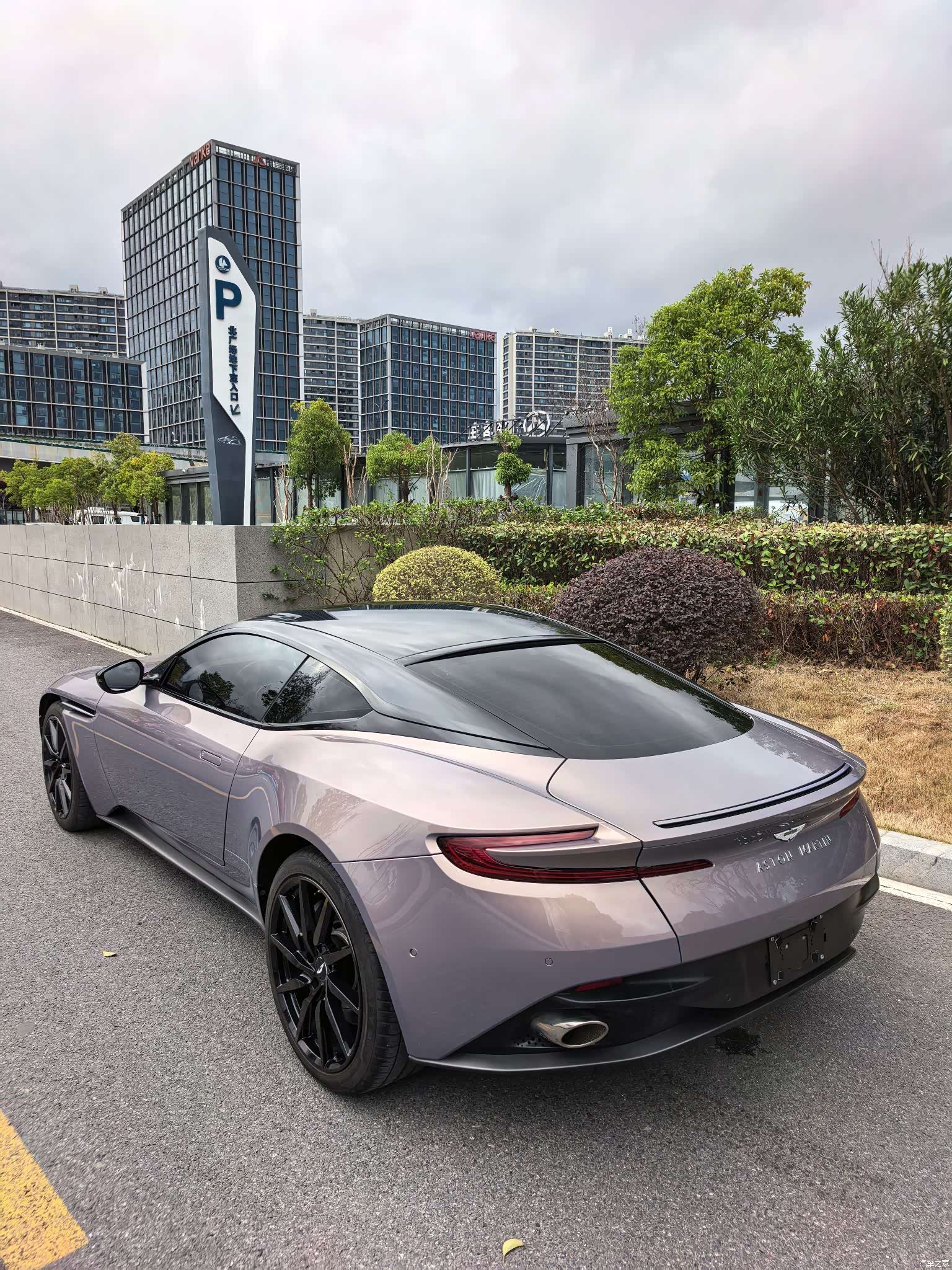 Aston Martin DB11, 2022 7