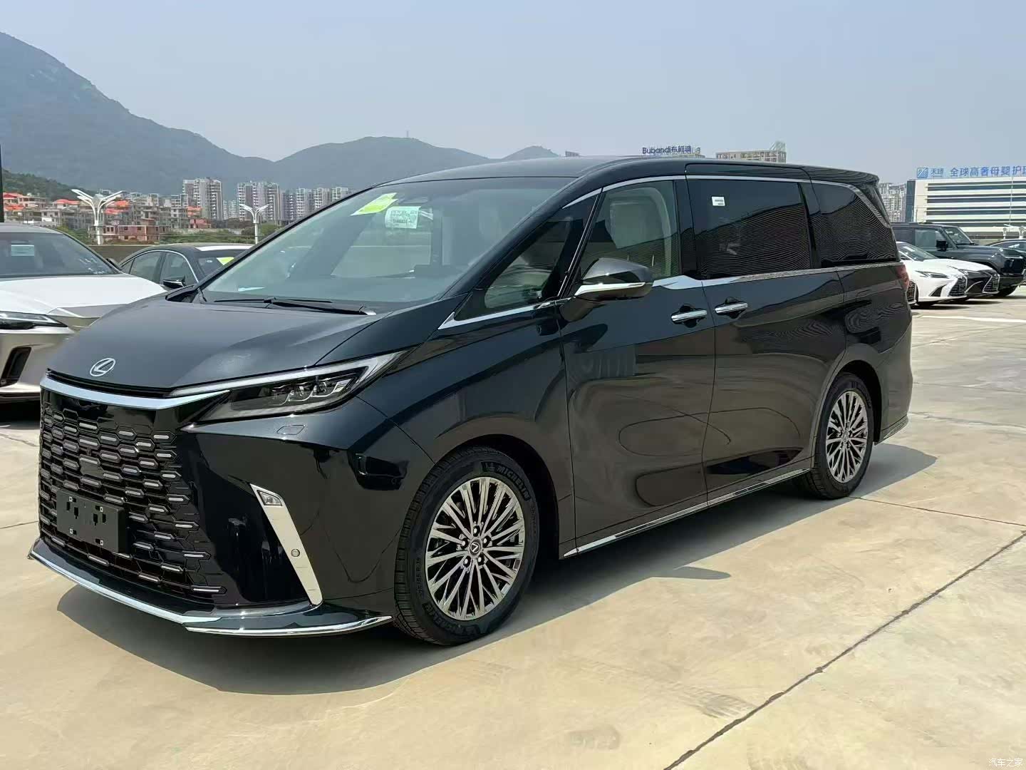 Lexus LM, 2025 11