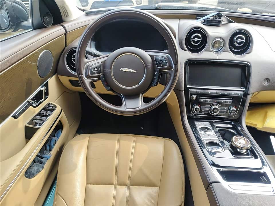 Jaguar XJ