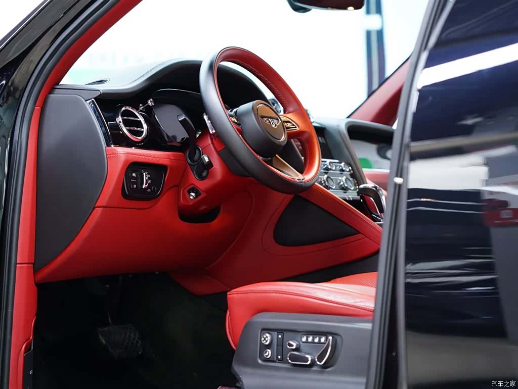 Bentley Bentayga, 2021 28