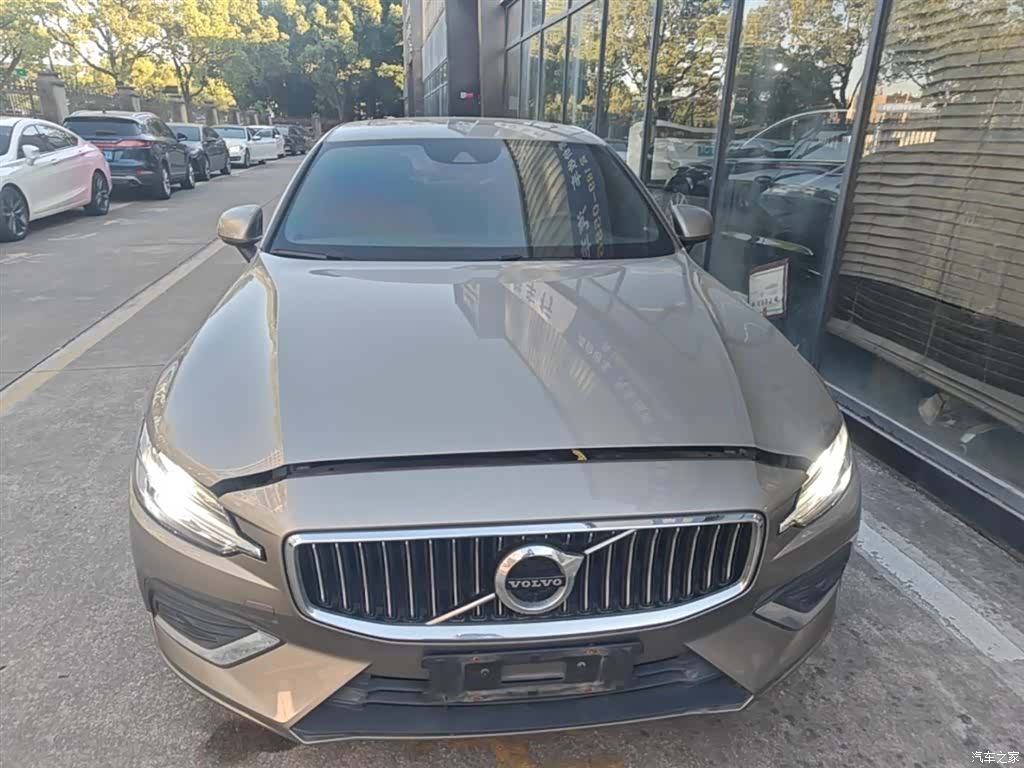 Volvo S60, 2022 3