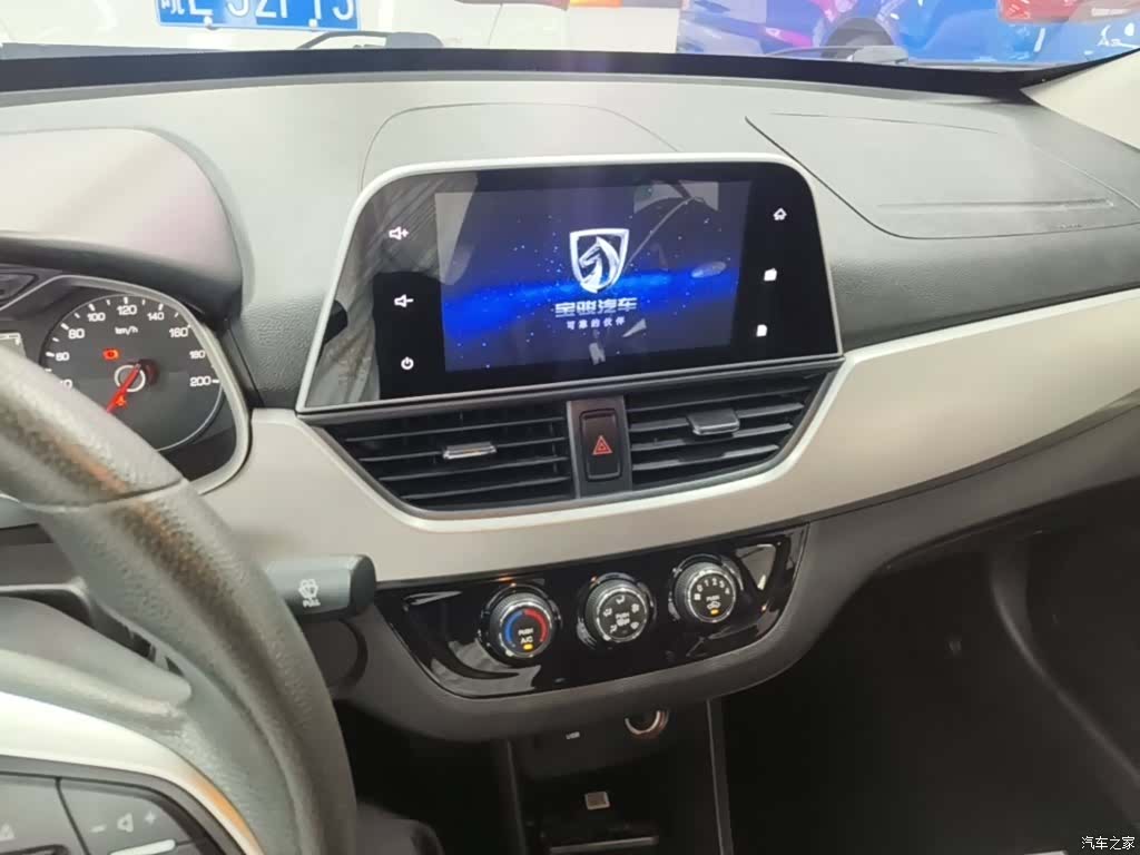 Wuling 310W, 2018 13