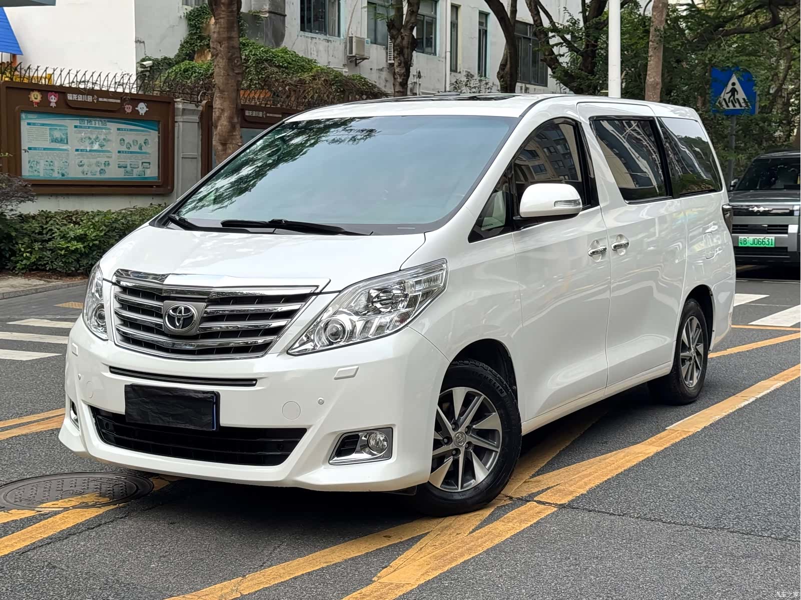 Toyota Alphard, 2014 1