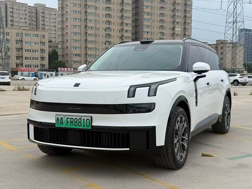 Lynk & Co 900