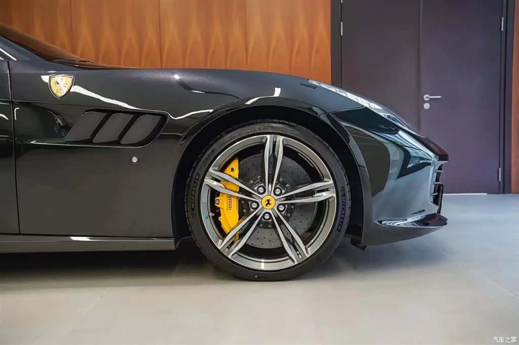 Ferrari GTC4Lus, 2018 7