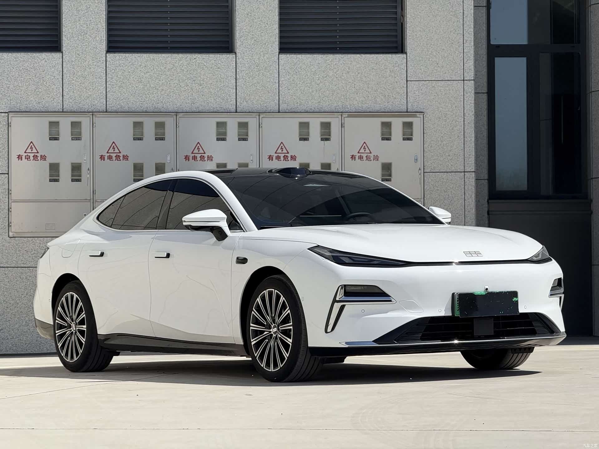 Geely 8, 2025 3
