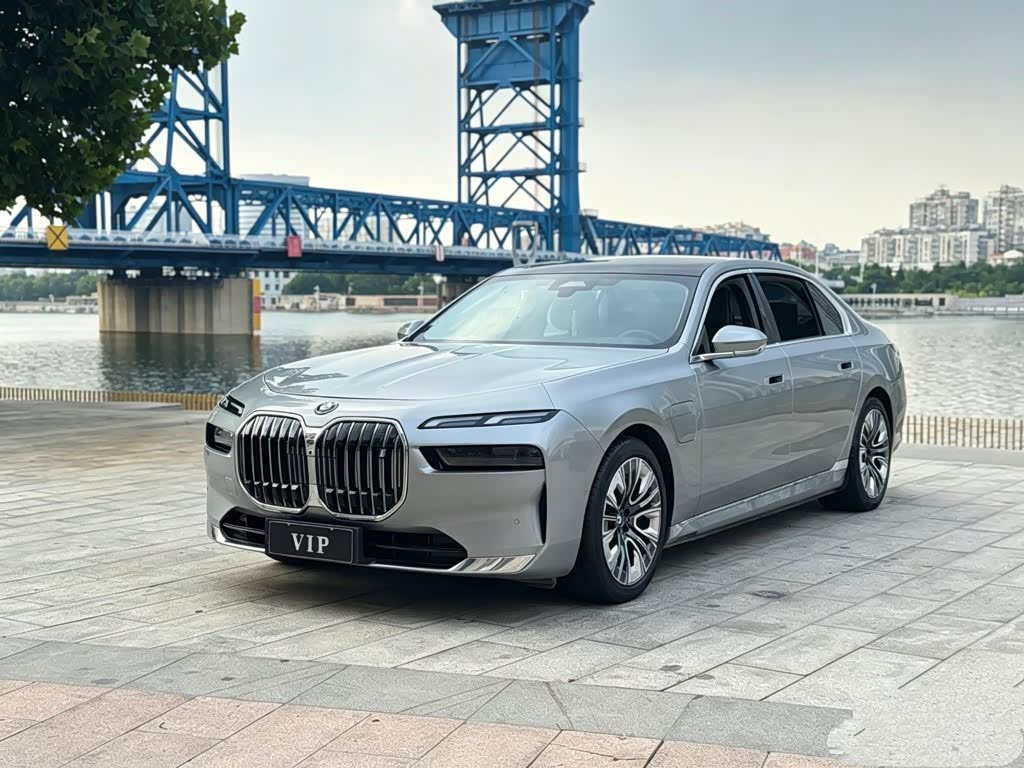 BMW i7