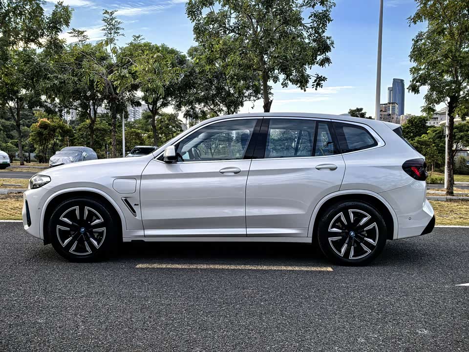 BMW iX3