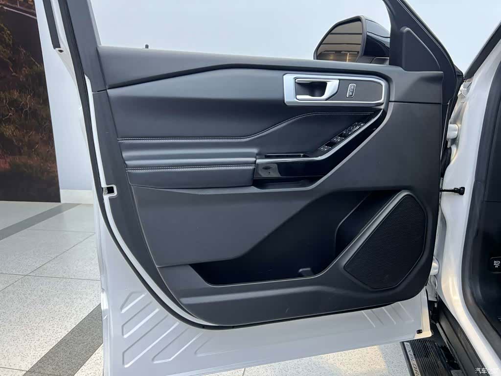 Ford Explorer, 2023 21
