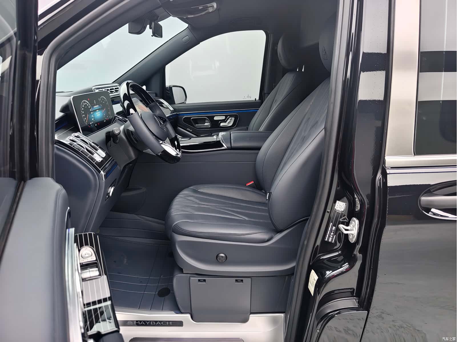 Mercedes-Benz 7, 2025 8
