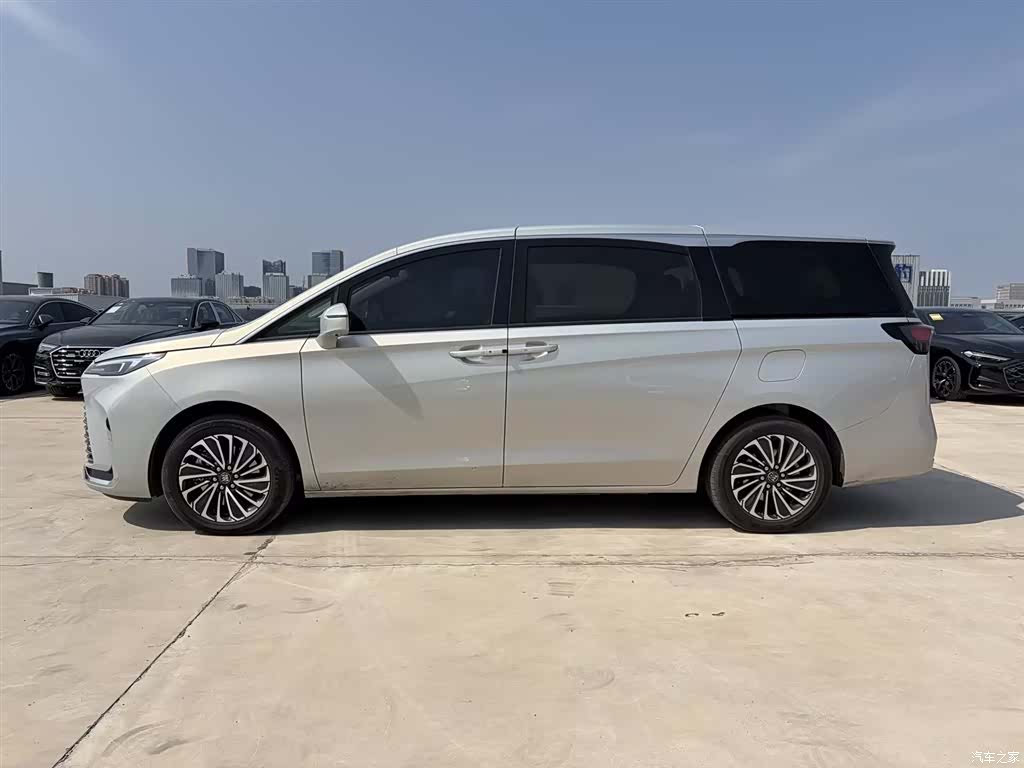 Buick GL8, 2025 4