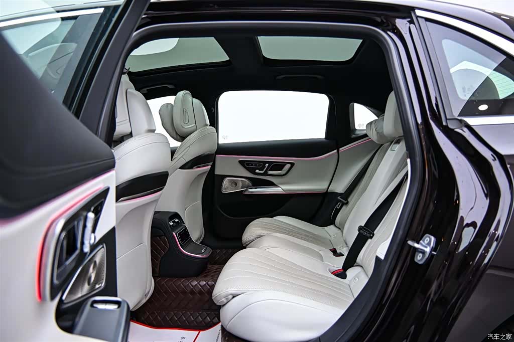 Mercedes-Benz E-Class, 2024 13