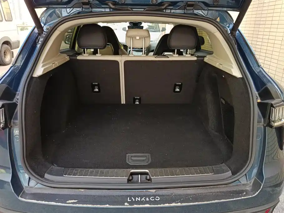 Lynk & Co 01