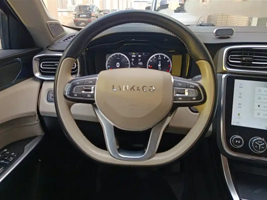 Lynk & Co 01
