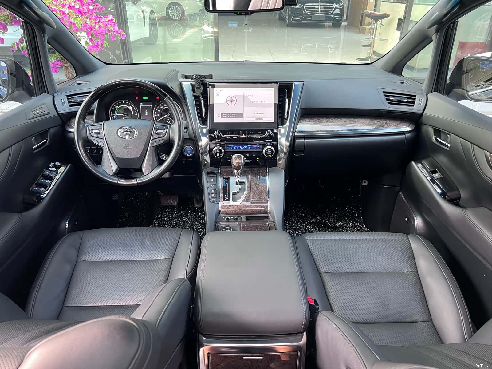 Toyota Alphard, 2022 все фото
