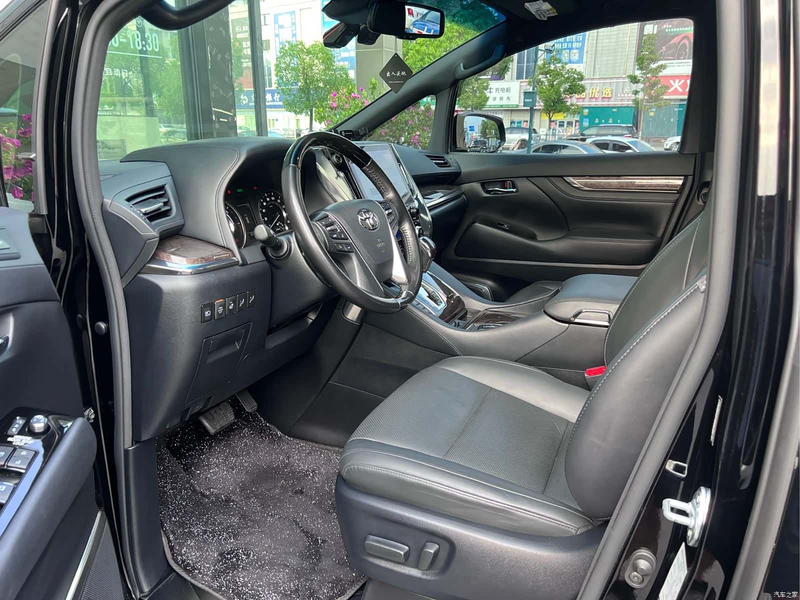 Toyota Alphard, 2022 4