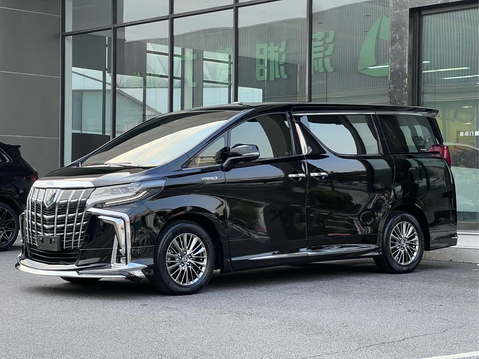 Toyota Alphard, 2022 1