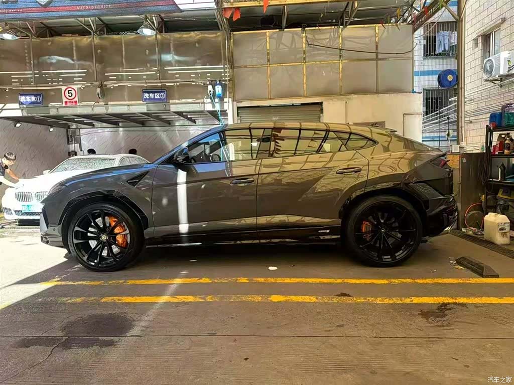 Lamborghini Urus, 2024 4