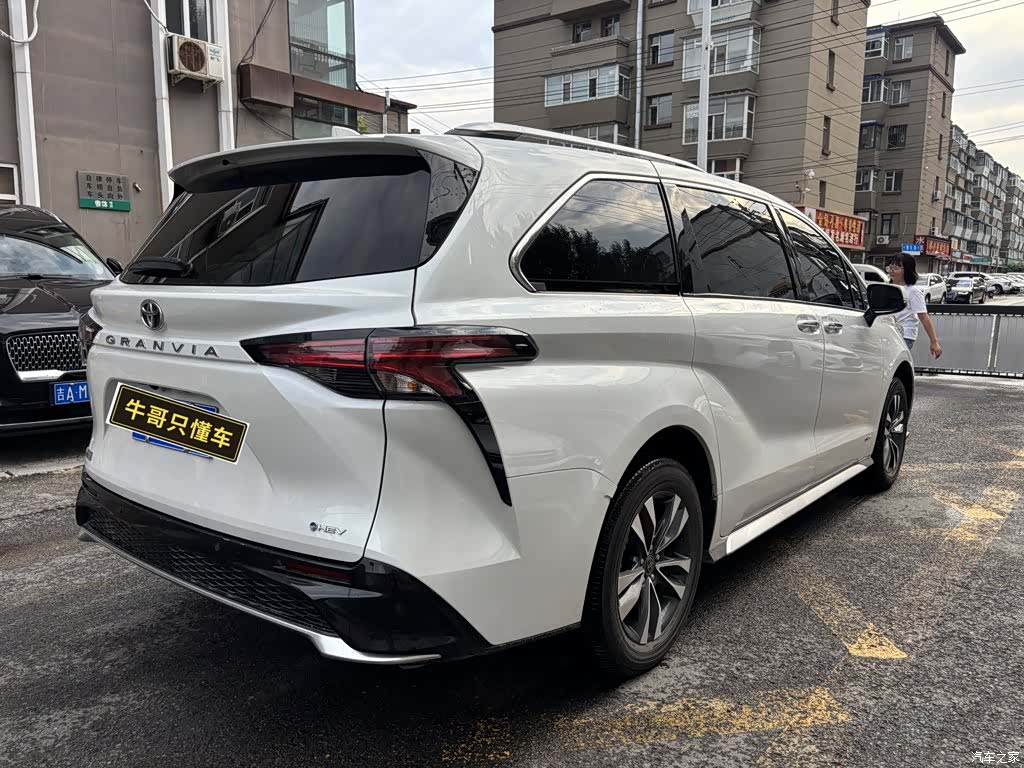 Toyota Granvia, 2024 4