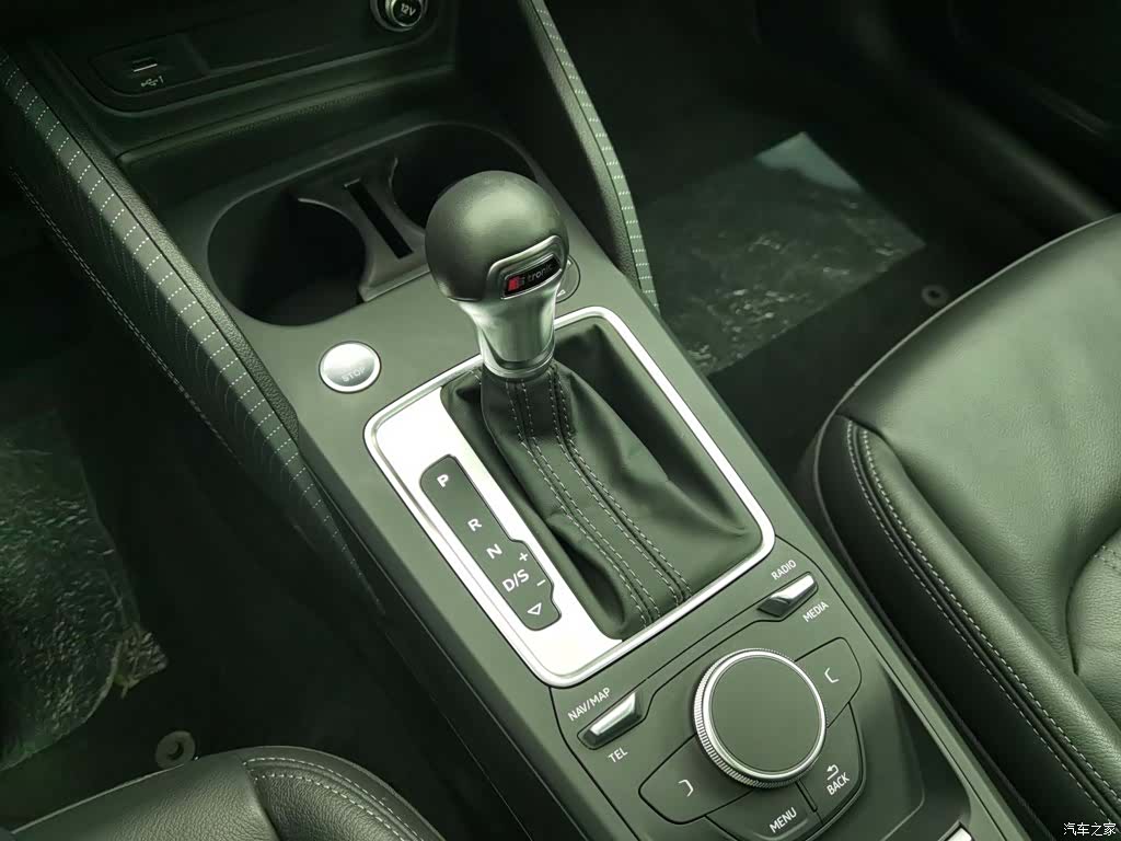 Audi Q2L, 2024 13