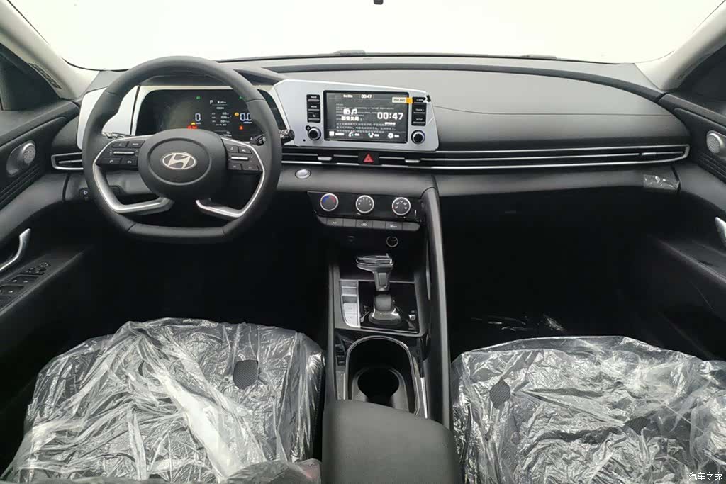 Hyundai Elantra, 2025 12
