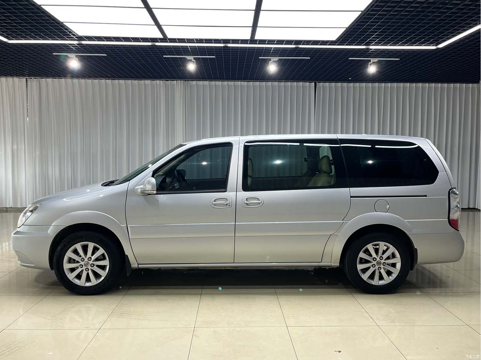 Buick GL8, 2012 4