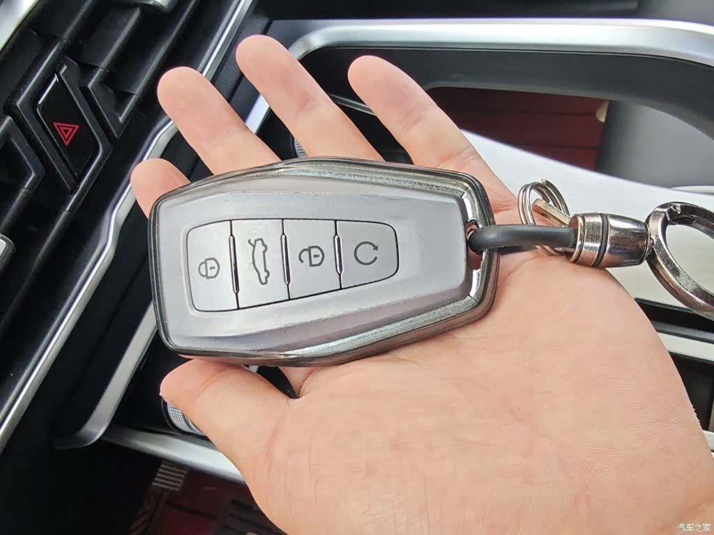 Geely Coolray, 2022 12