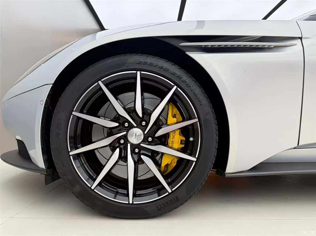 Aston Martin DB11, 2019 13
