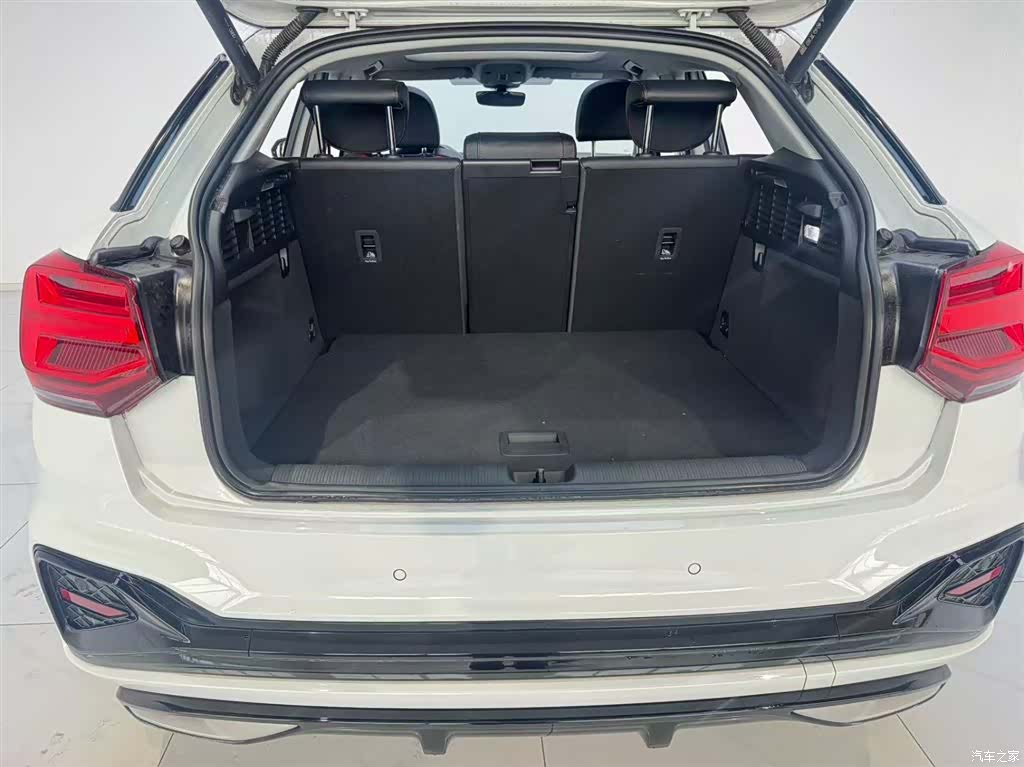 Audi Q2L, 2024 6