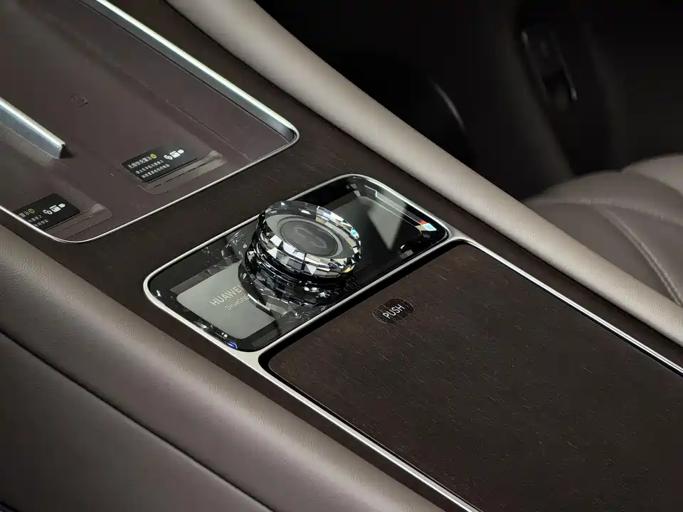 AITO Ask the world M9