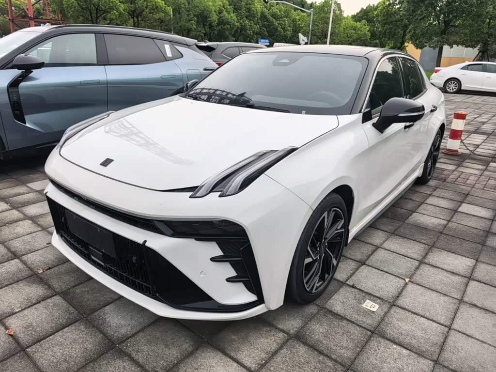 Lynk & Co 03