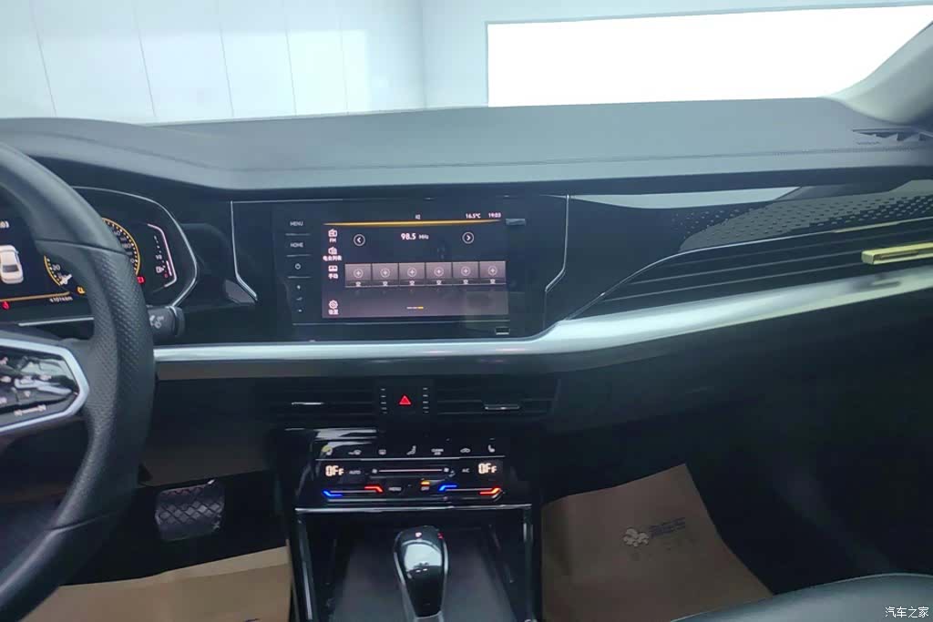 Volkswagen Passat, 2023 13