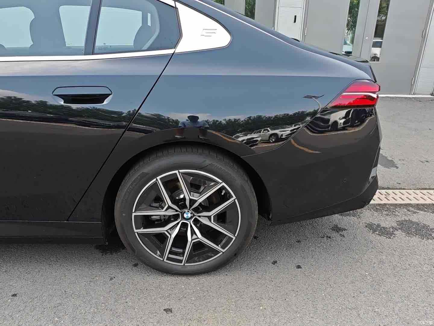 BMW i5, 1900 7
