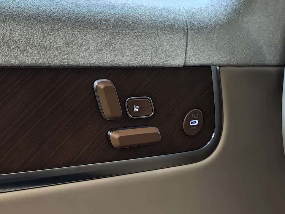 AITO Ask the world M9