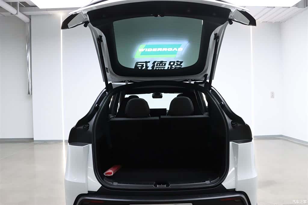 Tesla Model Y, 2025 27