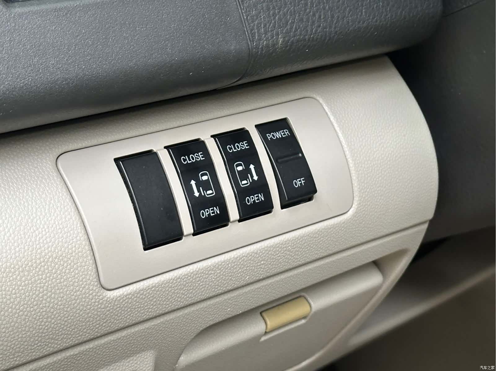 Mazda 8, 2012 10