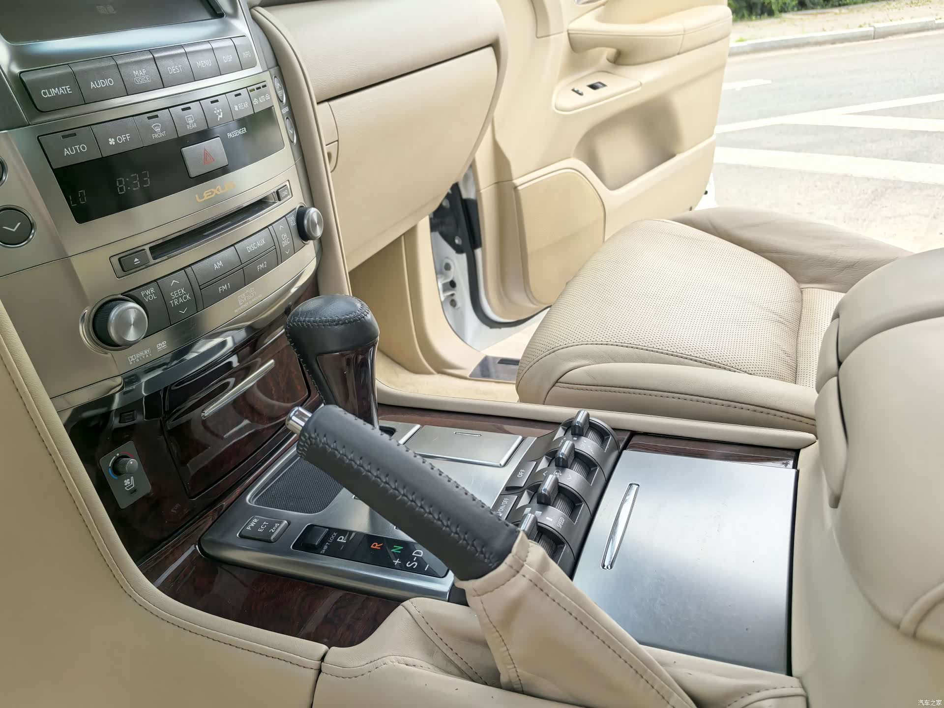 Lexus LX, 2009 11