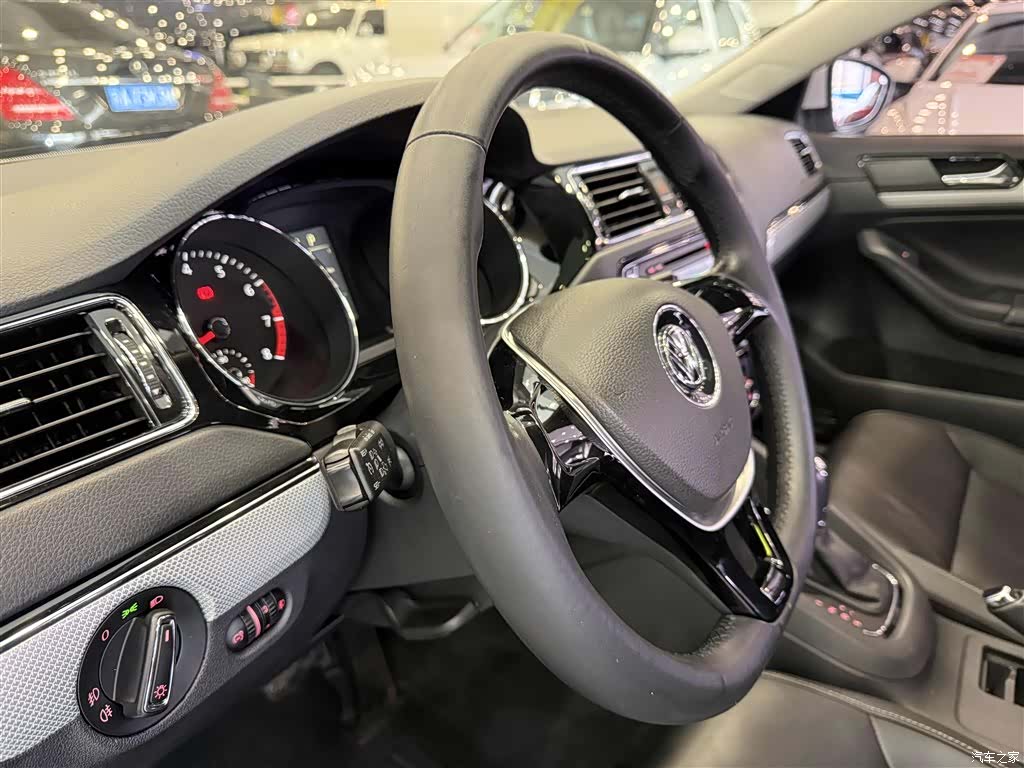 Volkswagen Sagitar, 2015 14