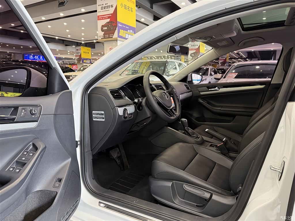 Volkswagen Sagitar, 2015 4