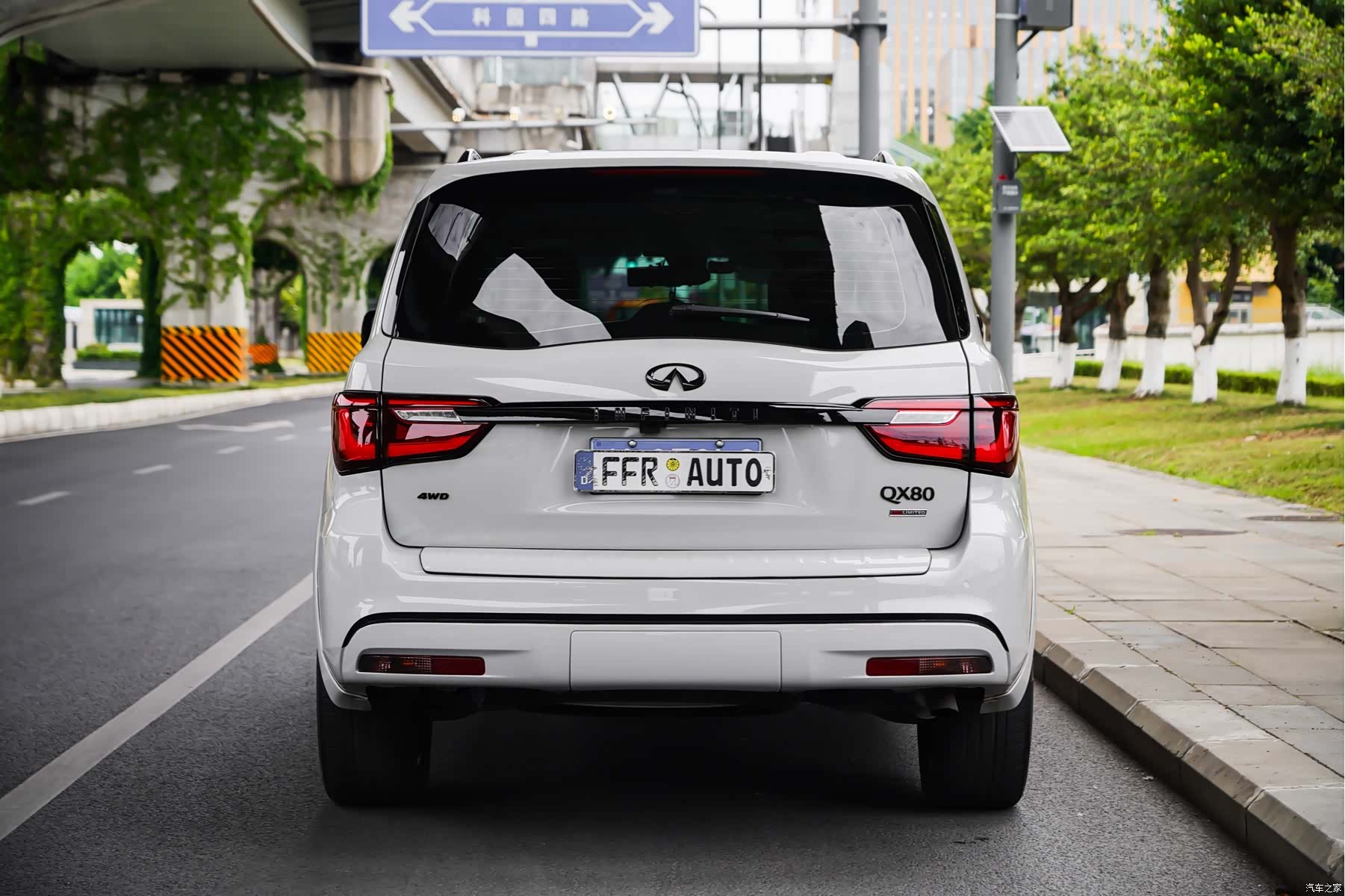 Infiniti QX80, 2016 17