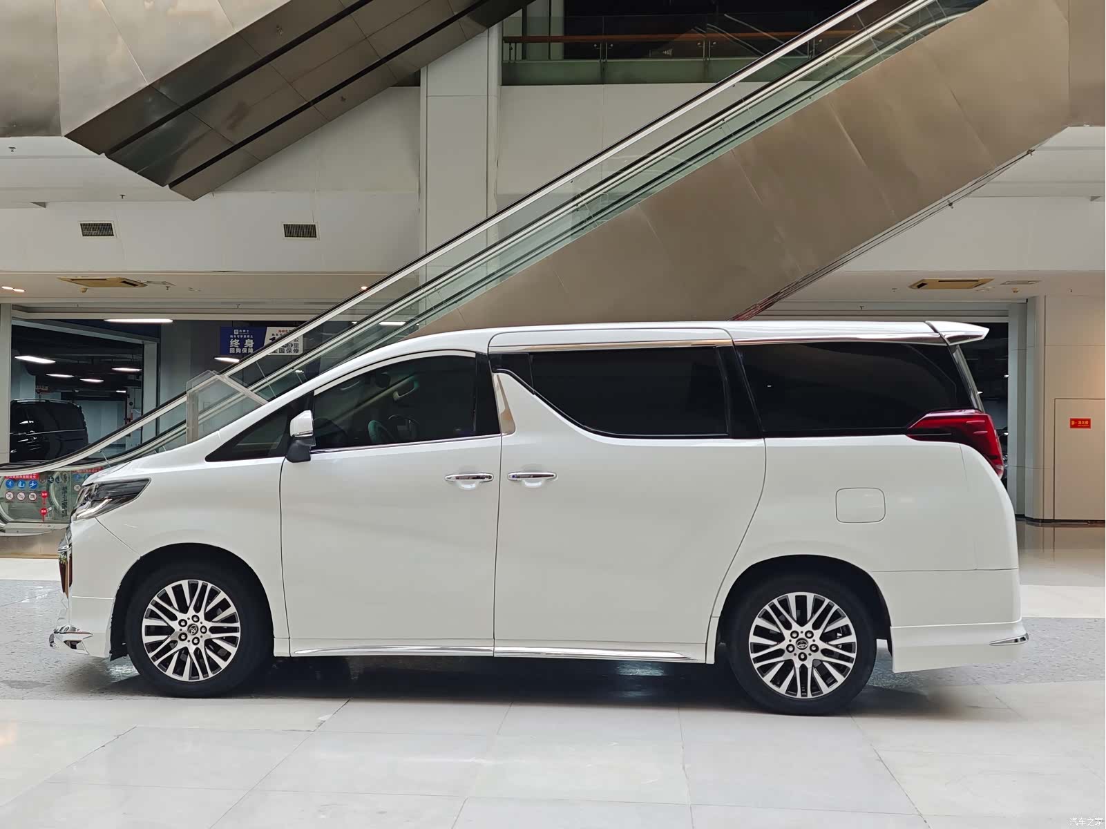 Toyota Alphard, 2013 3