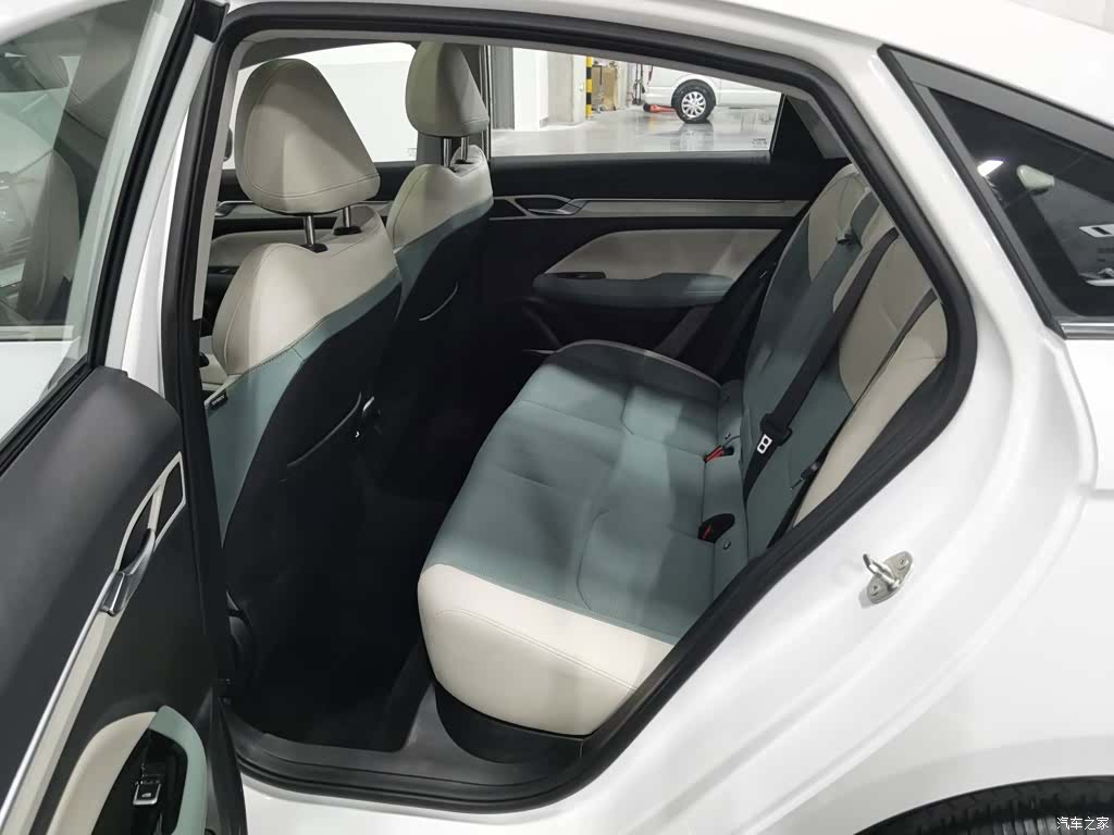 Geely Emgrand, 2023 15