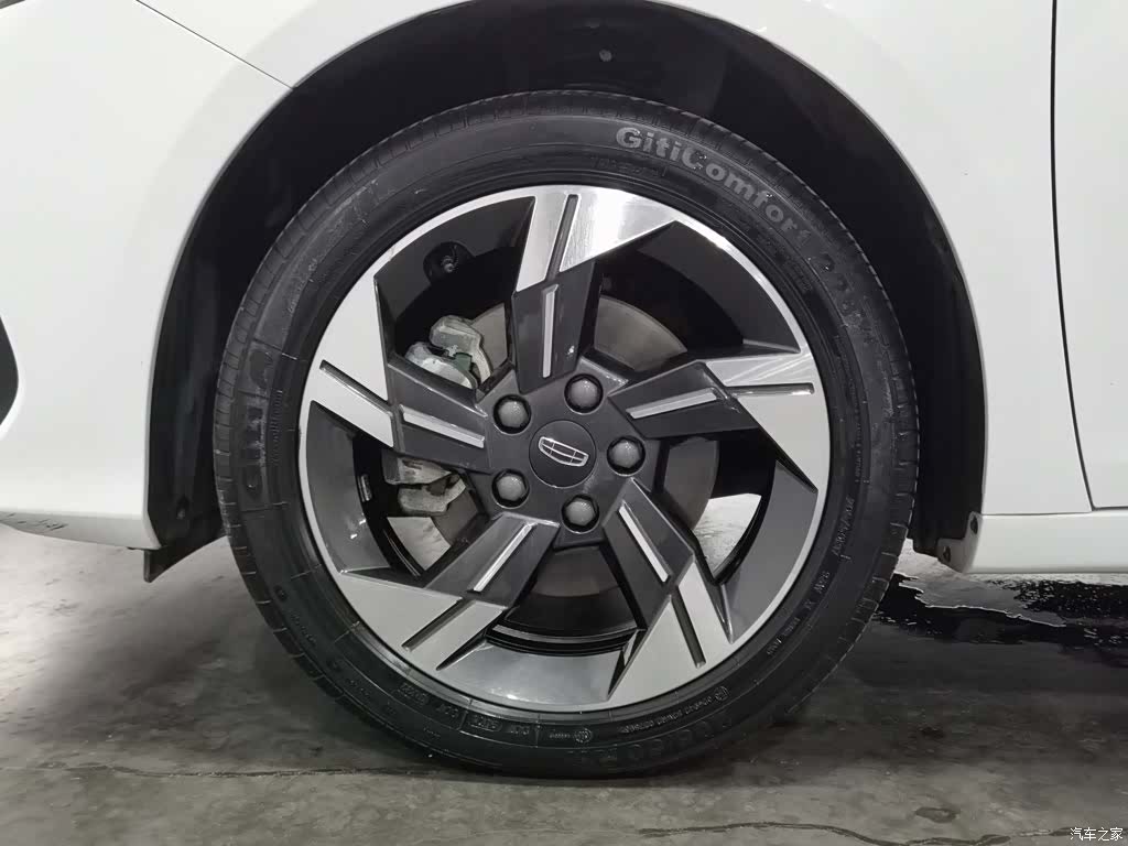 Geely Emgrand, 2023 17