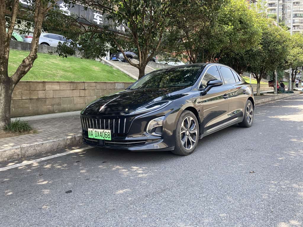 Hongqi E-QM5