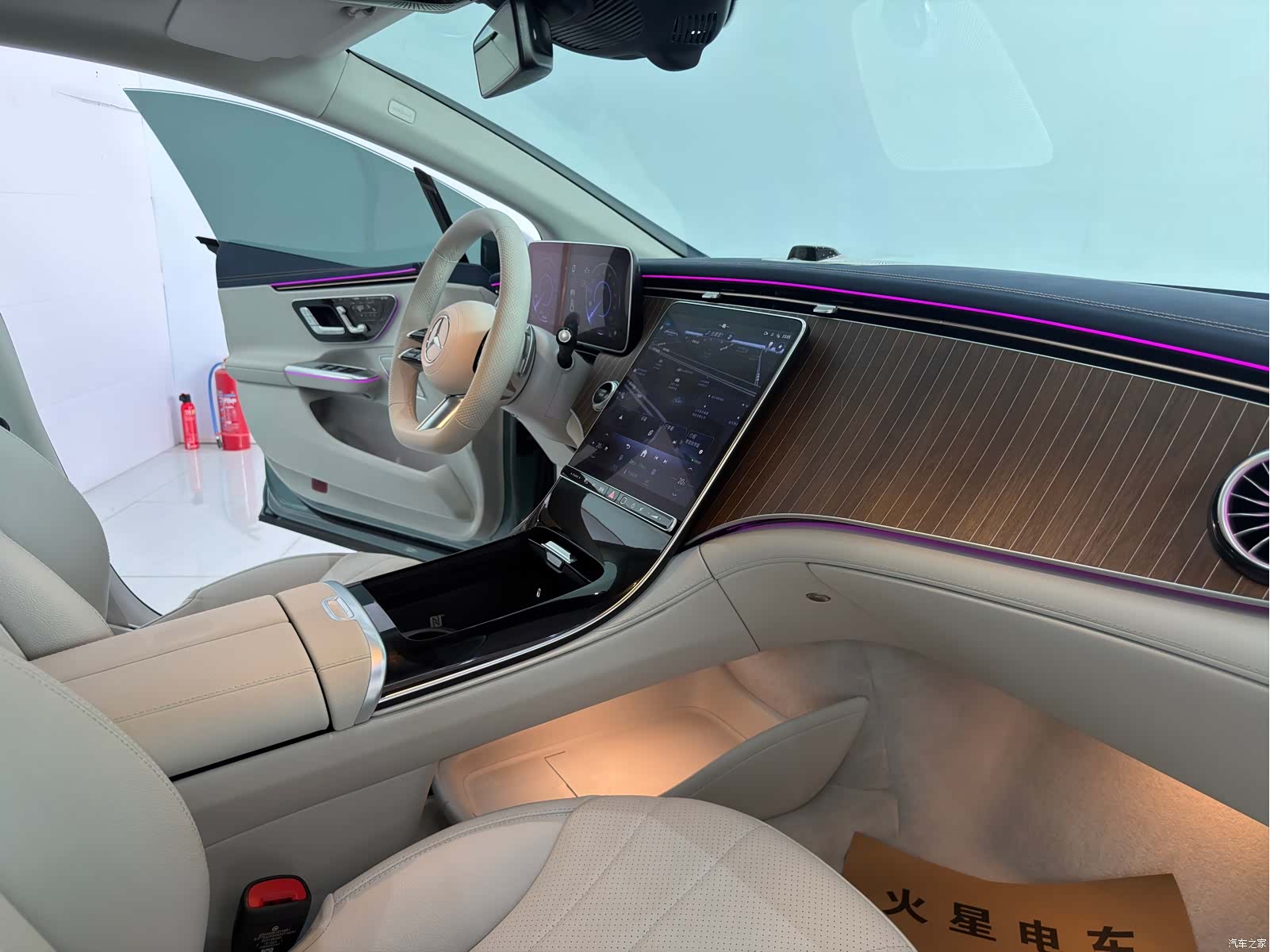 Mercedes-Benz EQE, 2025 12