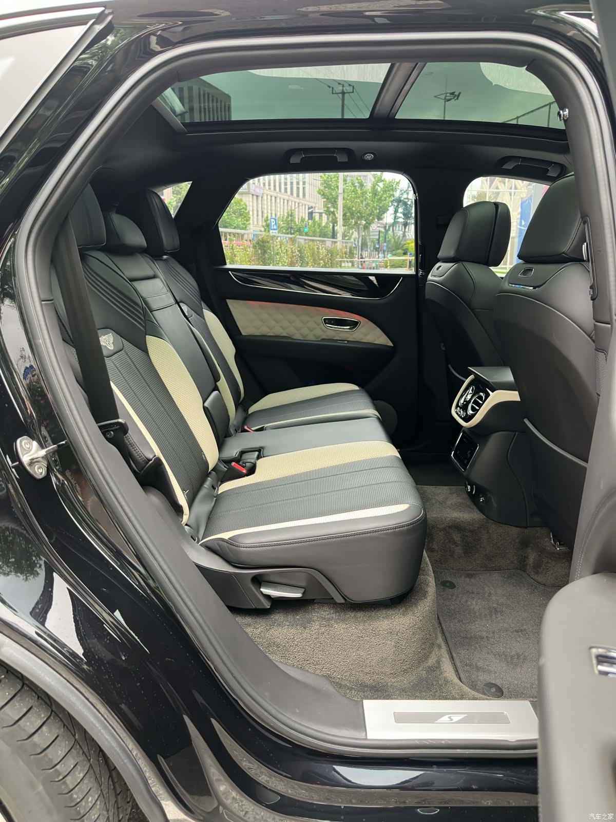 Bentley Bentayga, 2023 15