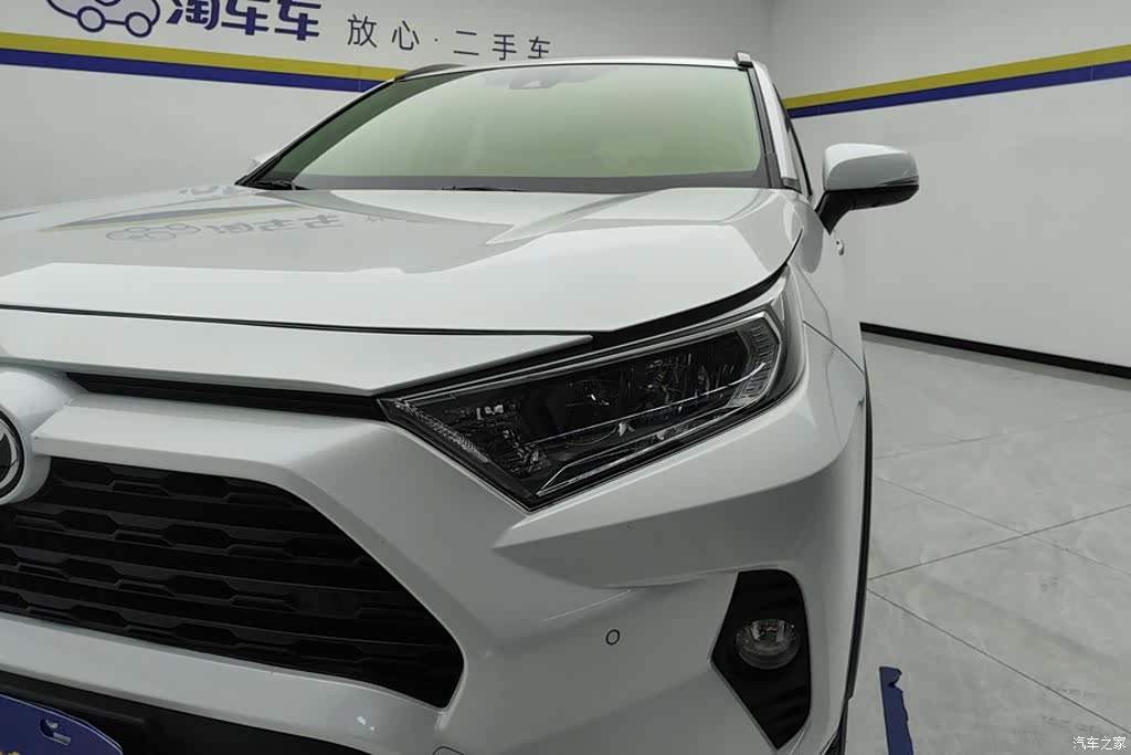 Toyota RAV4, 2023 все фото