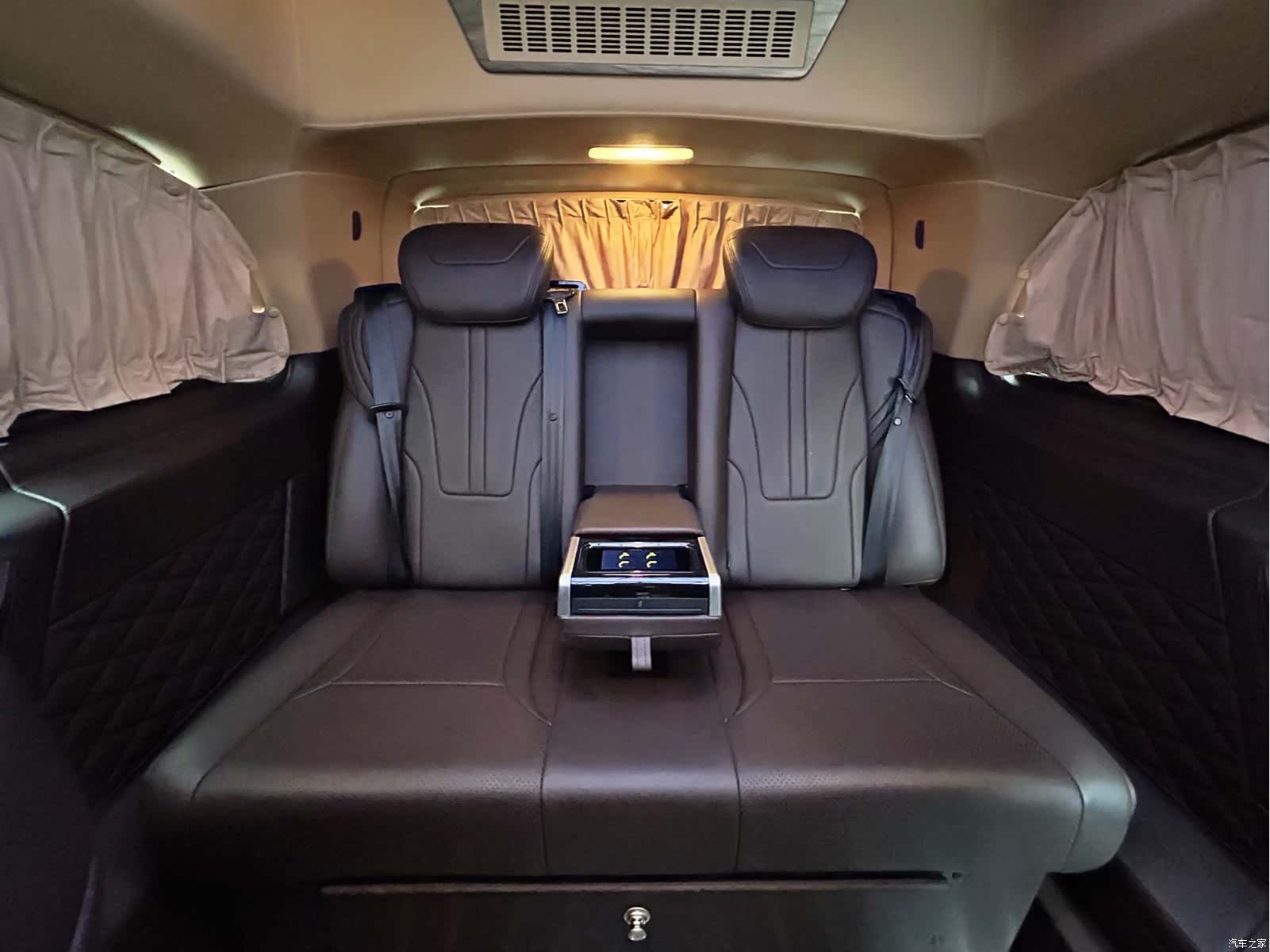 Mercedes-Benz 7, 2023 21