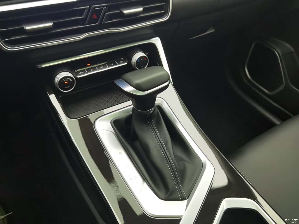 Geely Coolray, 2025 13