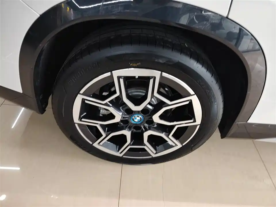 BMW iX1